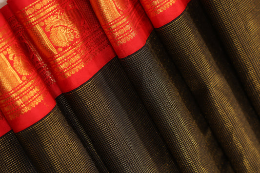 Black full checks Vairaoosi Red Border