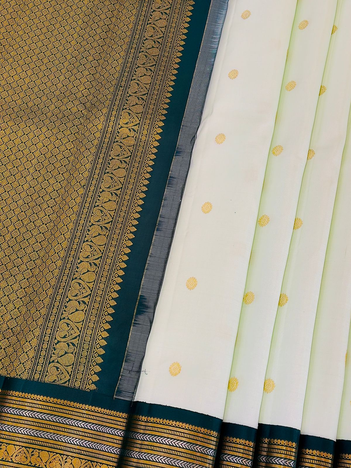 Majestic Green Kanjivaram Silk Grandeur