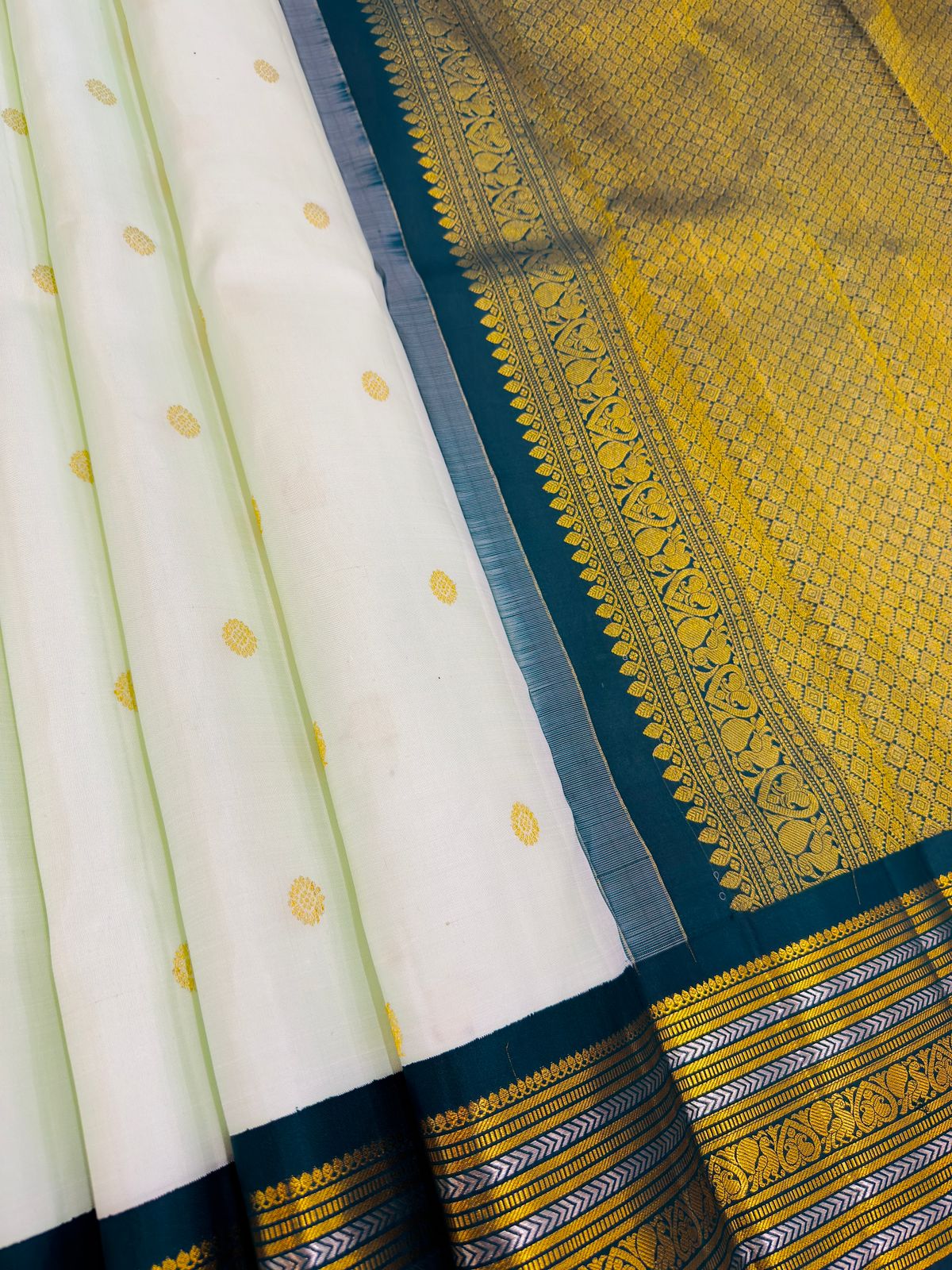 Majestic Green Kanjivaram Silk Grandeur