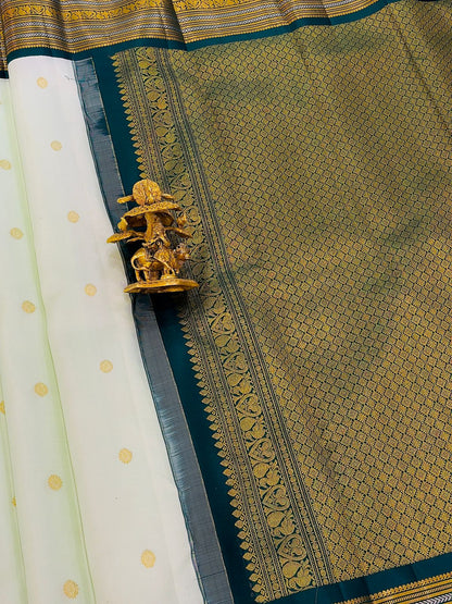 Majestic Green Kanjivaram Silk Grandeur