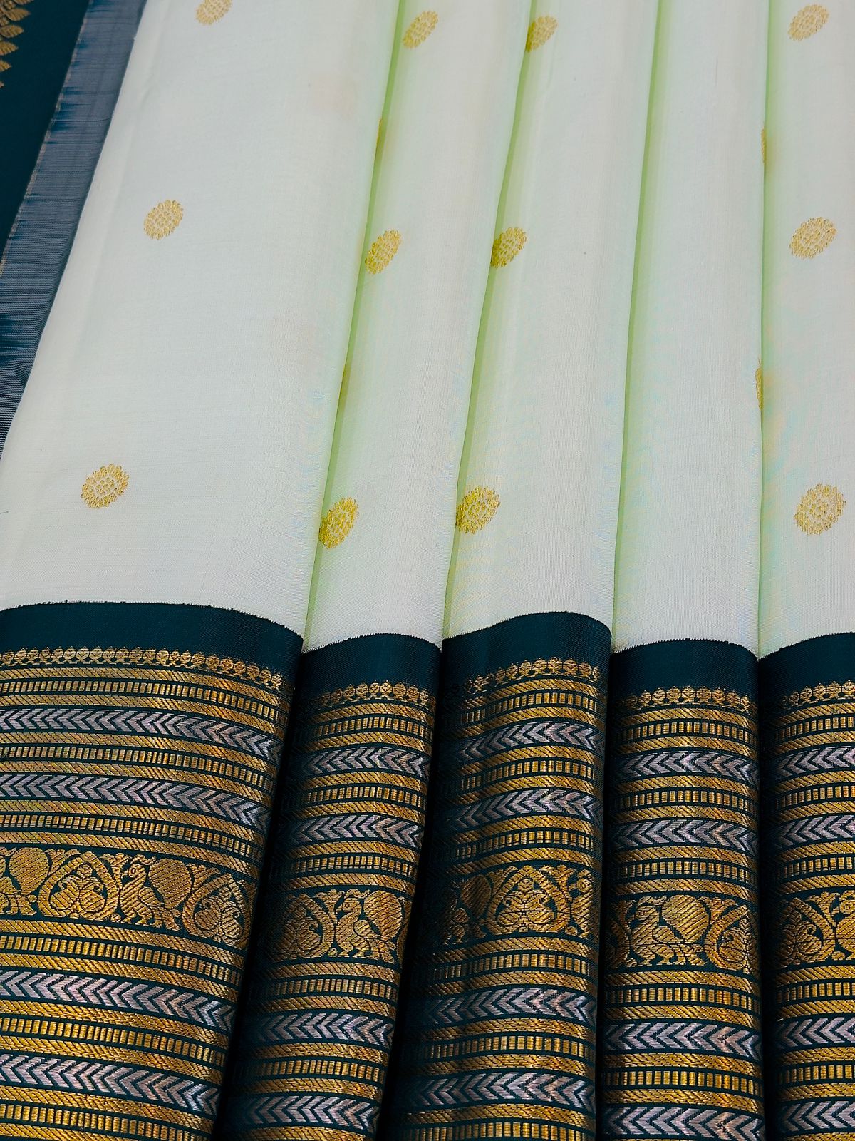 Majestic Green Kanjivaram Silk Grandeur