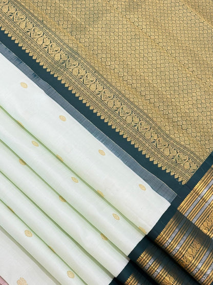 Majestic Green Kanjivaram Silk Grandeur